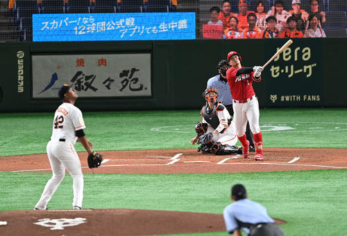 巨人対広島　1回表広島2死一塁、先制の左越え2点本塁打を放つ鈴木誠。投手メルセデス（撮影・鈴木みどり）