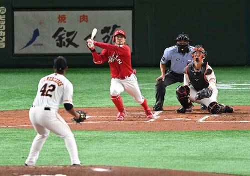 巨人対広島　2回表広島1死二塁、右越え2点本塁打を放つ田中広。投手メルセデス（撮影・鈴木みどり）