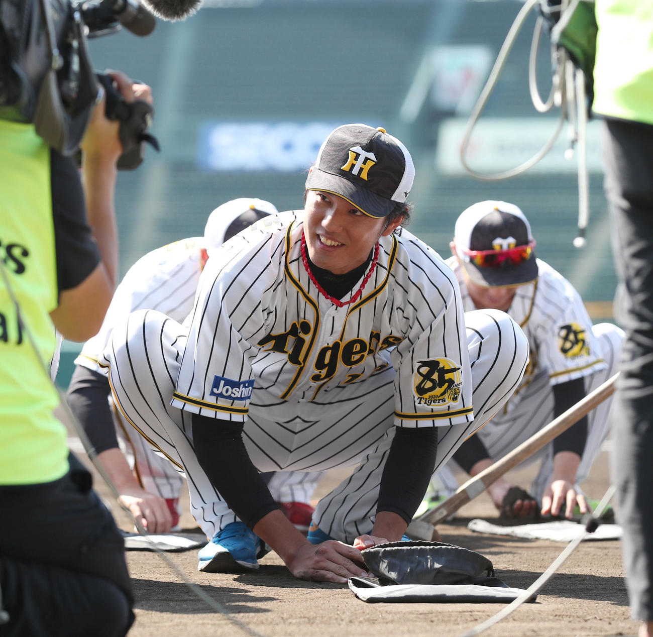 甲子園の土を集める阪神藤浪（撮影・前田充）