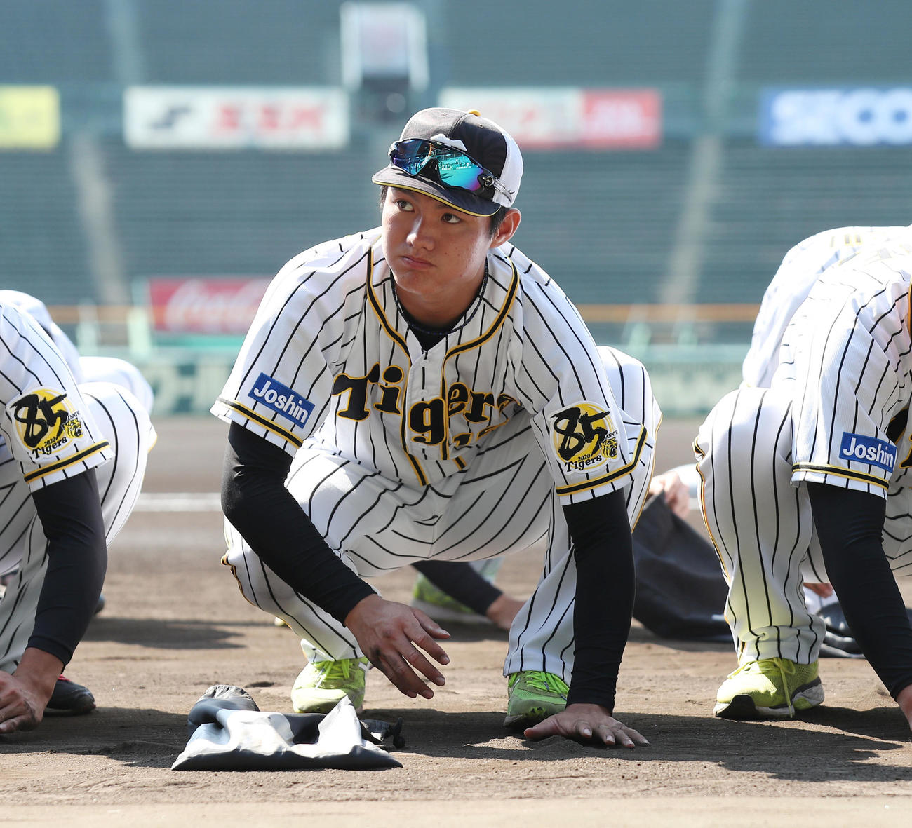 甲子園の土を集める阪神西純矢（撮影・前田充）