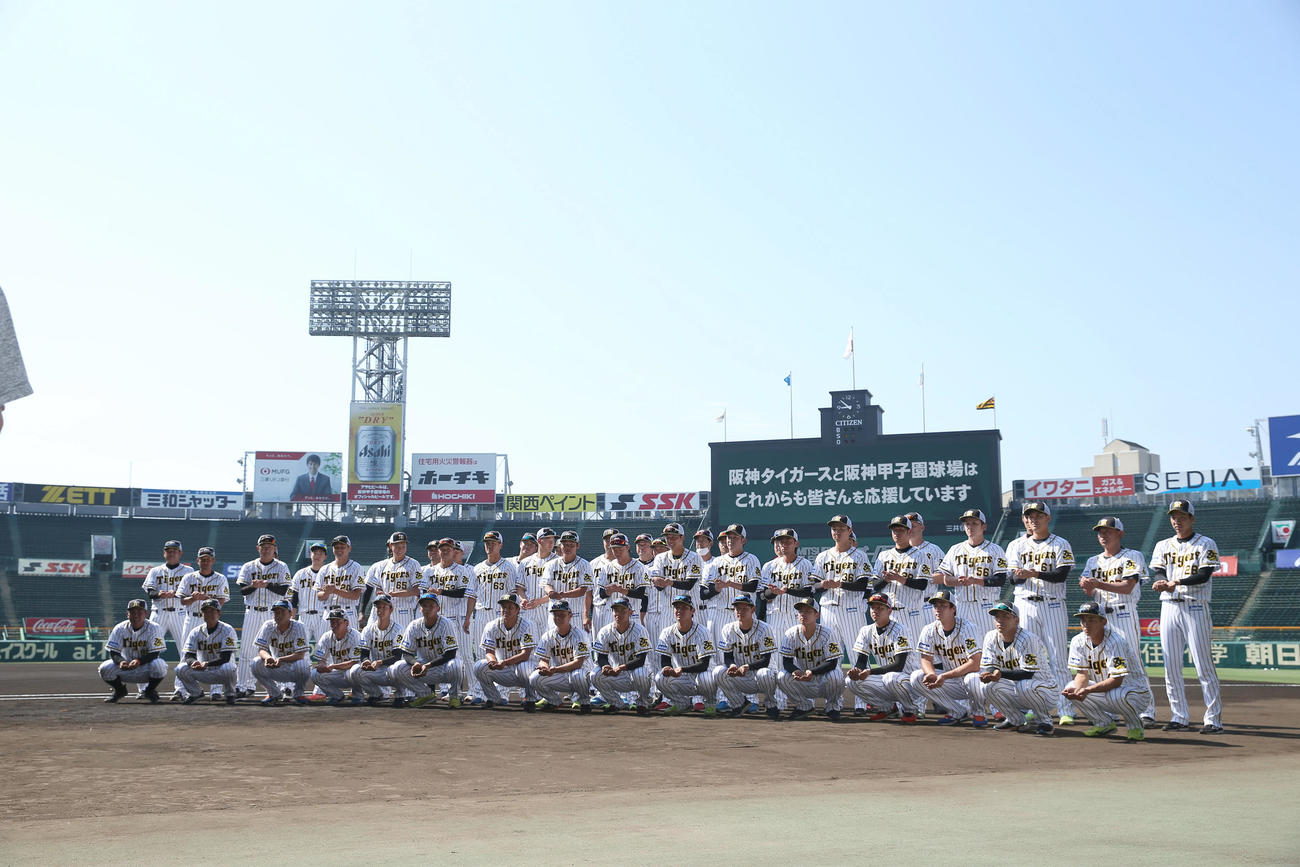 甲子園の土を集めた阪神2軍の選手たち（撮影・前田充）
