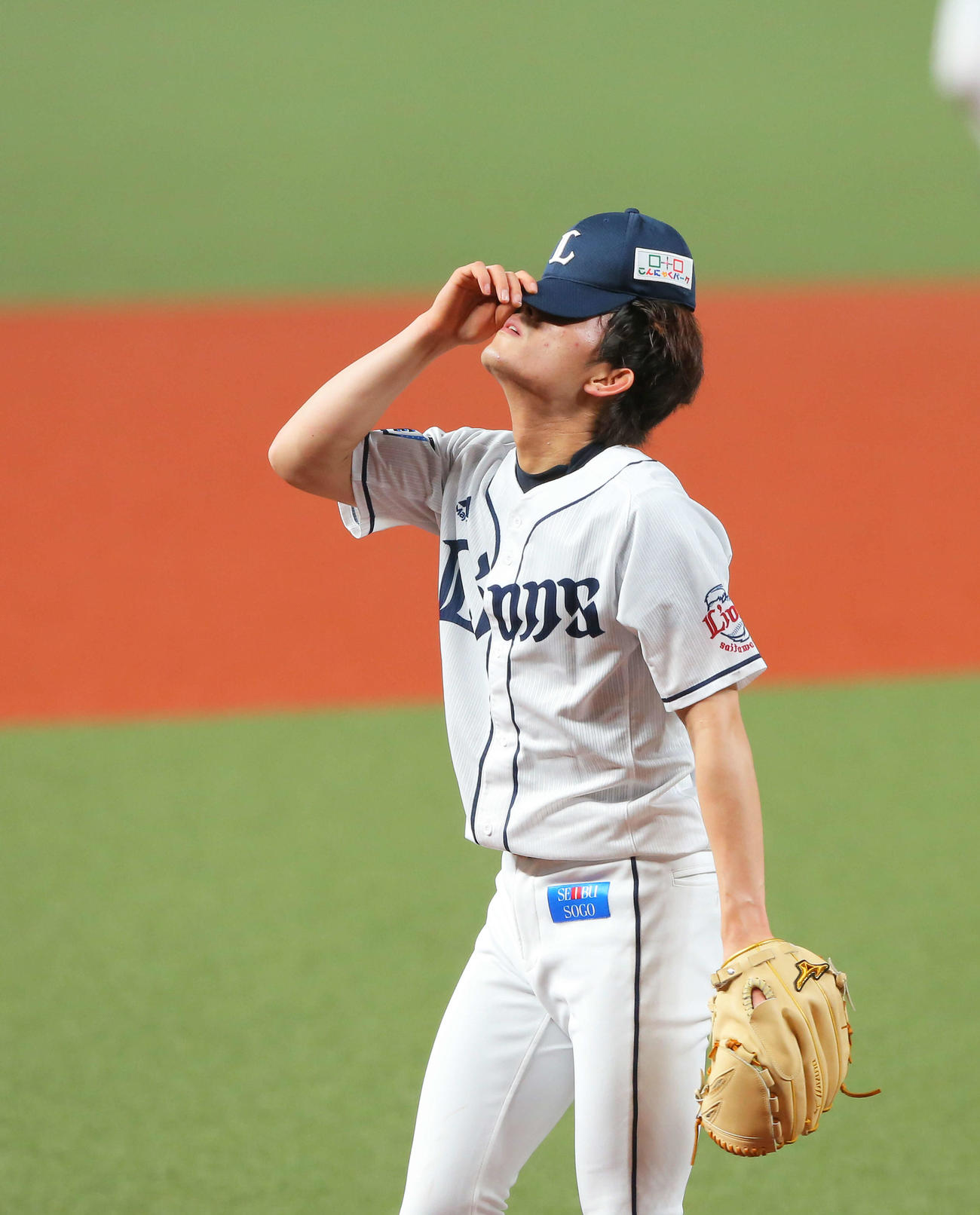 西武対ソフトバンク　1回表ソフトバンクの攻撃で4失点を許し帽子で顔を隠しベンチへ戻る今井（撮影・河田真司）