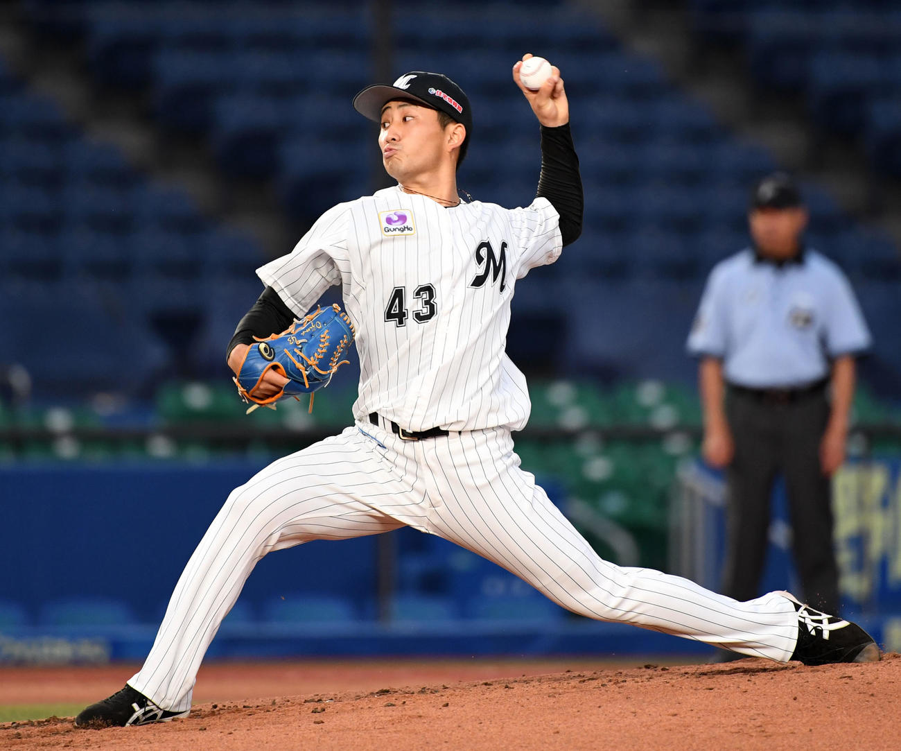 ロッテ対オリックス　力投するロッテ先発の小島（撮影・横山健太）