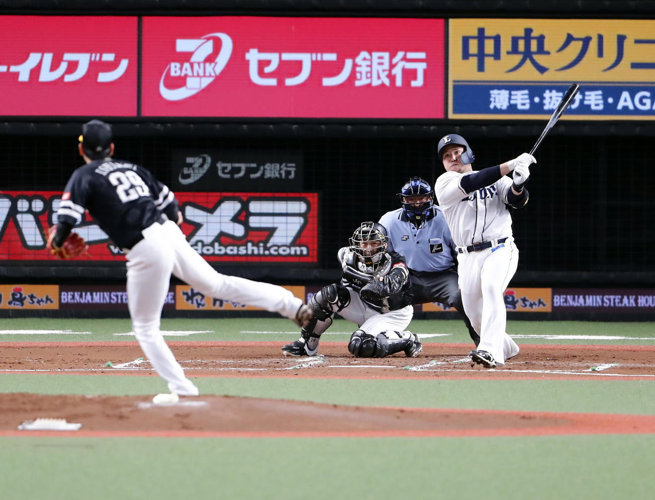 西武対ソフトバンク　1回裏西武1死一、二塁、山川は右中間に3点本塁打を放つ。投手石川（撮影・浅見桂子）