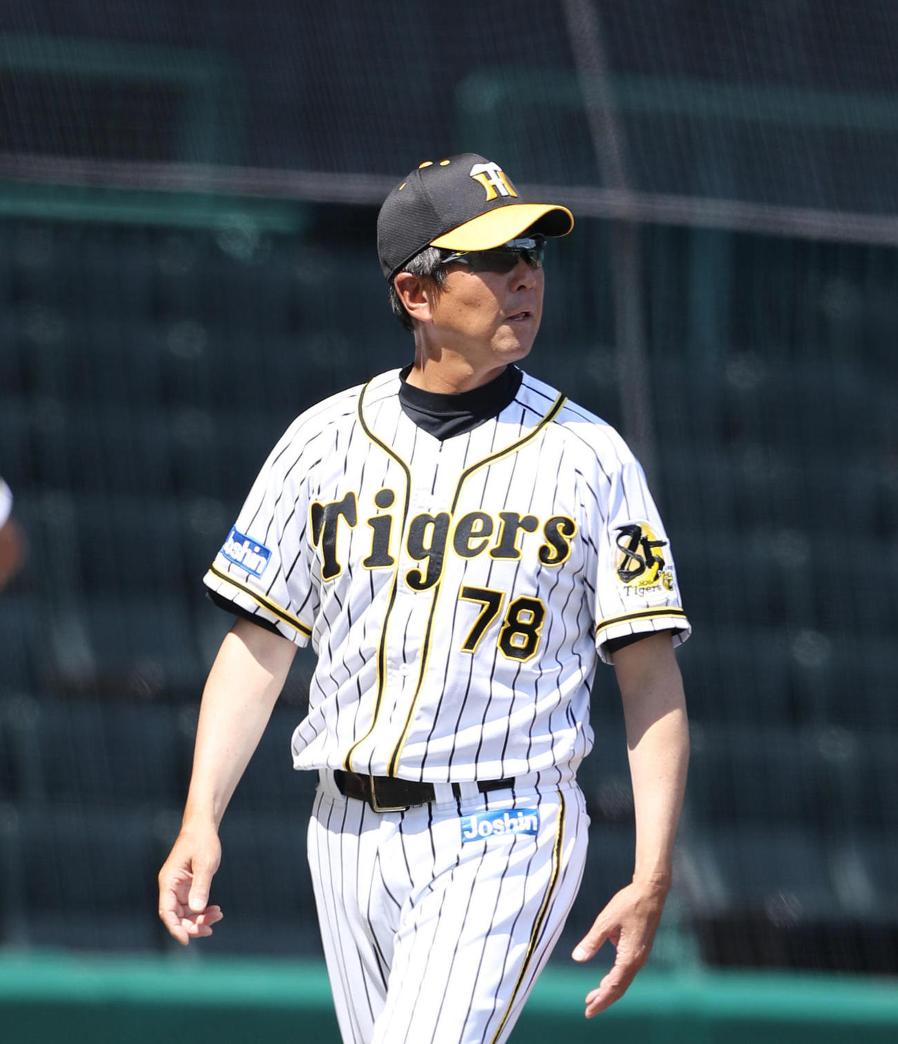 ウエスタンリーグ　阪神対オリックス　7回、選手交代を告げベンチへ戻る阪神平田2軍監督（撮影・前田充）