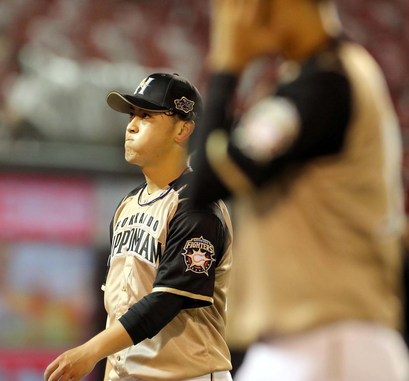 楽天対日本ハム　逆転を許し、悔しそうな表情でベンチに戻る日本ハム河野（撮影・佐藤翔太）