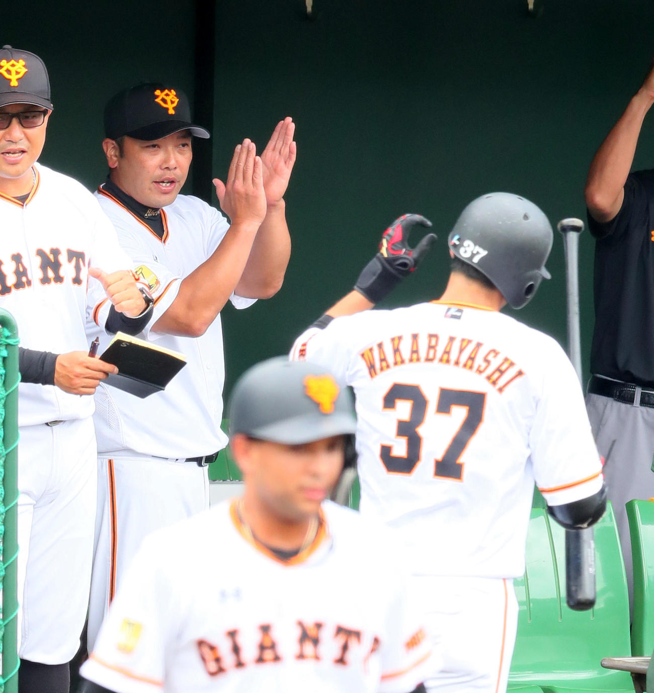 イースタン・リーグ　巨人対ヤクルト1回裏巨人1死一塁、右越え2点本塁打を放った若林（右）に拍手を送る阿部2軍監督（撮影・足立雅史）