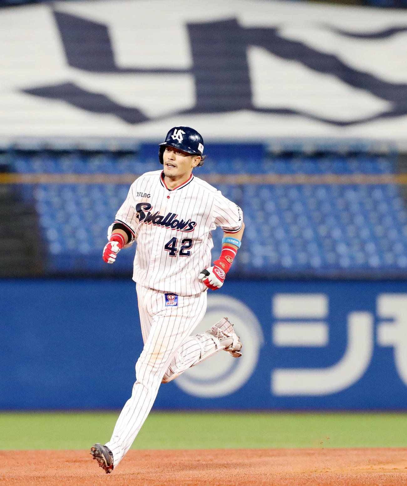 ヤクルト対阪神　6回裏ヤクルト1死、坂口は右越え本塁打を放つ（撮影・加藤哉）