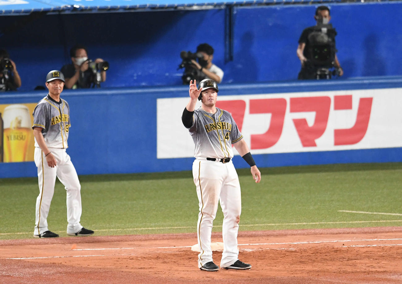 ヤクルト対阪神　7回表阪神1死、初安打を放ったボーアは記念球を要求する（撮影・山崎安昭）