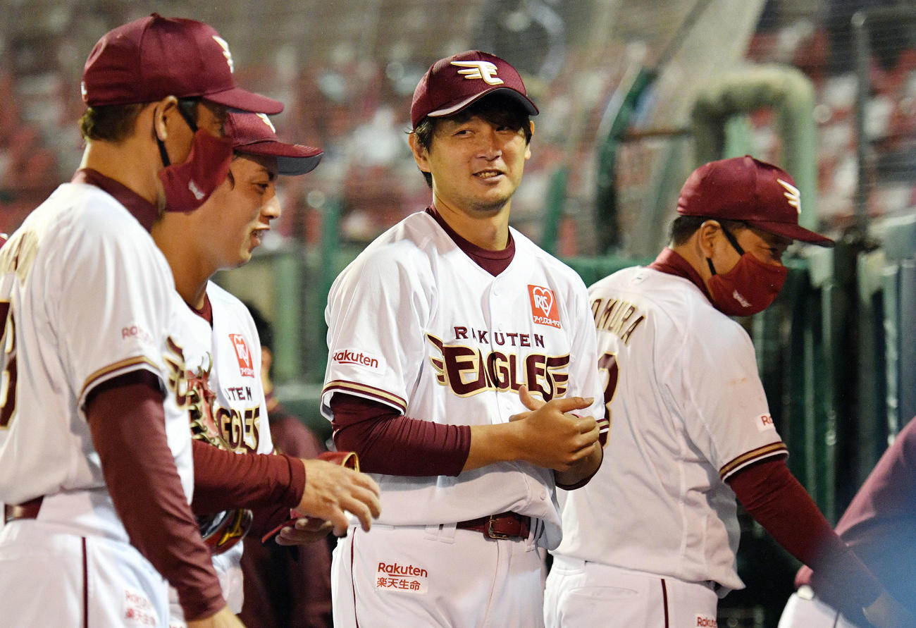 楽天対日本ハム　移籍後、初勝利の楽天涌井（左から3人目）は笑顔を見せる（撮影・滝沢徹郎）