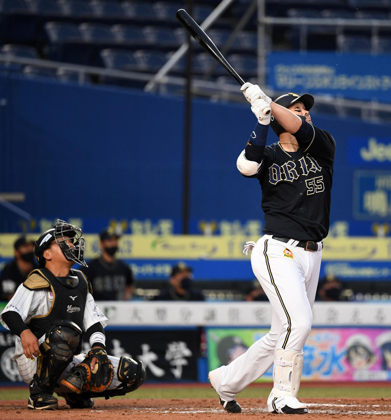 ロッテ対オリックス　2回表オリックス2死一、二塁、右越え3点本塁打を放つT－岡田（撮影・横山健太）