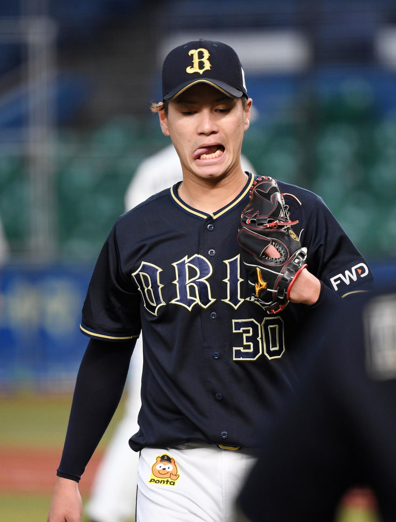 ロッテ対オリックス　1回裏を終え悔しげな表情でベンチへ引きあげるオリックスK－鈴木（撮影・横山健太）