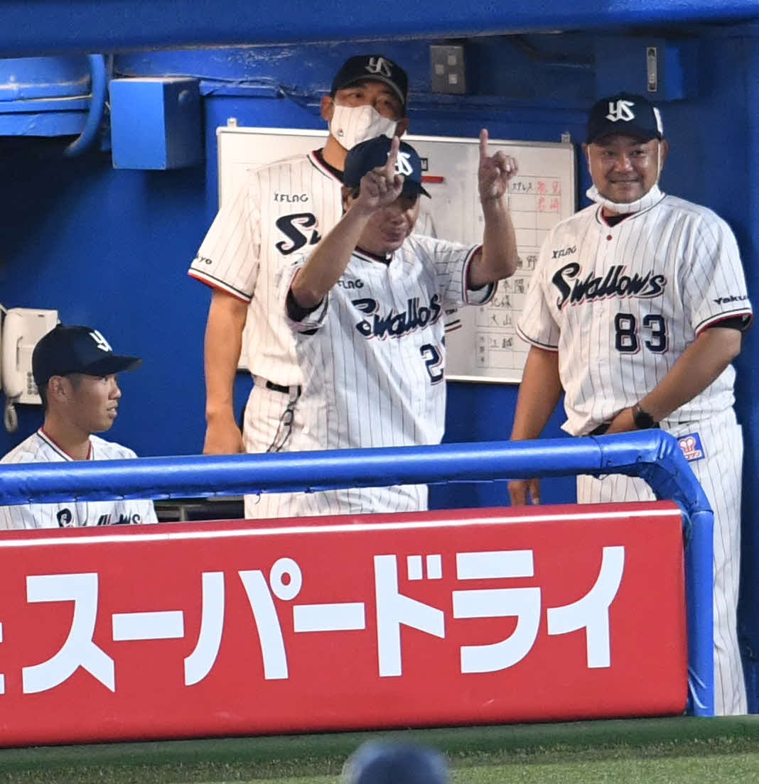 ヤクルト対阪神　4回表阪神2死、木浪の二ゴロがセーフ判定となり、リプレー検証を要求する高津監督（中央）（撮影・山崎安昭）
