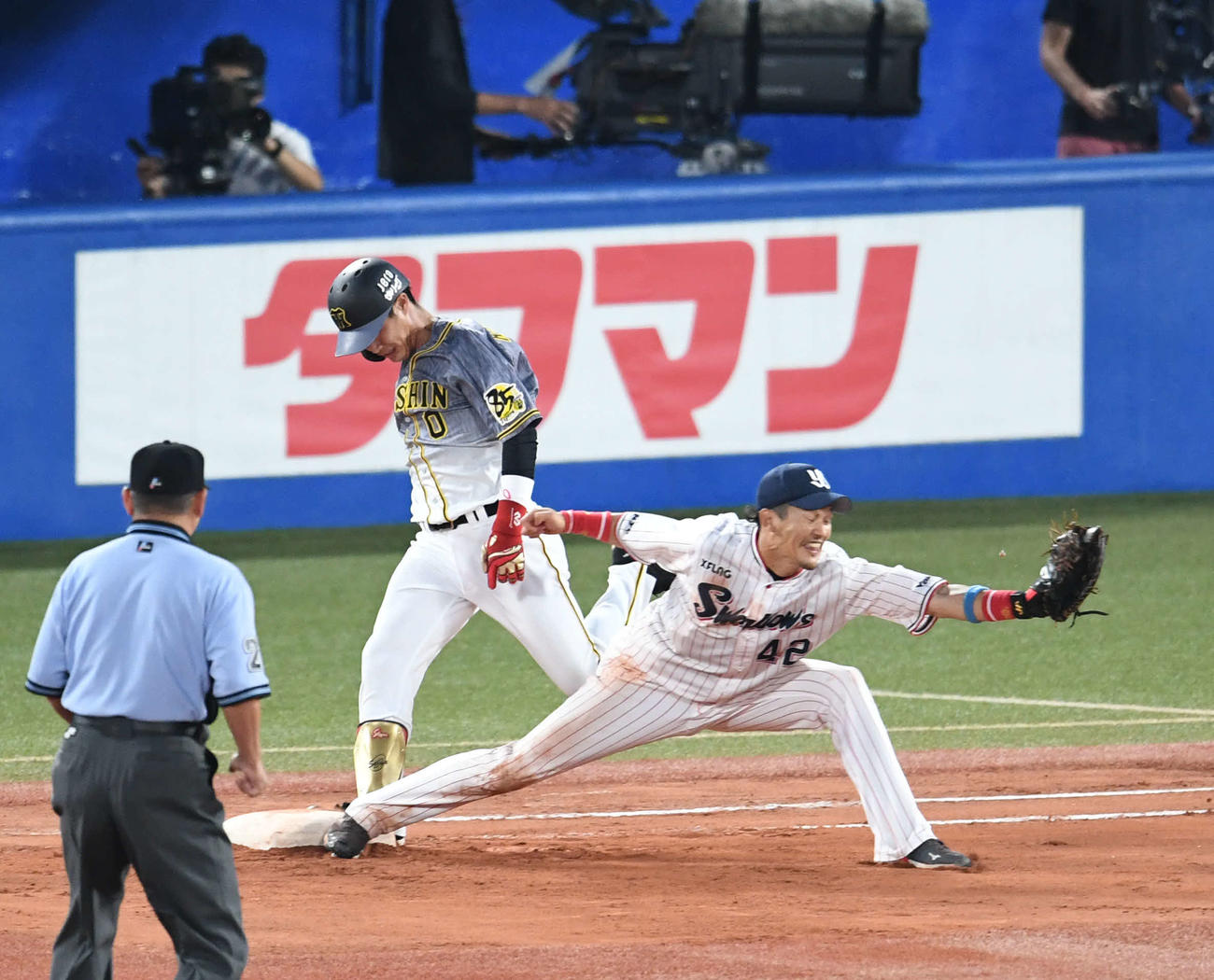 ヤクルト対阪神　4回表阪神2死、木浪の二ゴロがセーフ判定となり、リプレー検証でアウトとなる。一塁手坂口（撮影・山崎安昭）