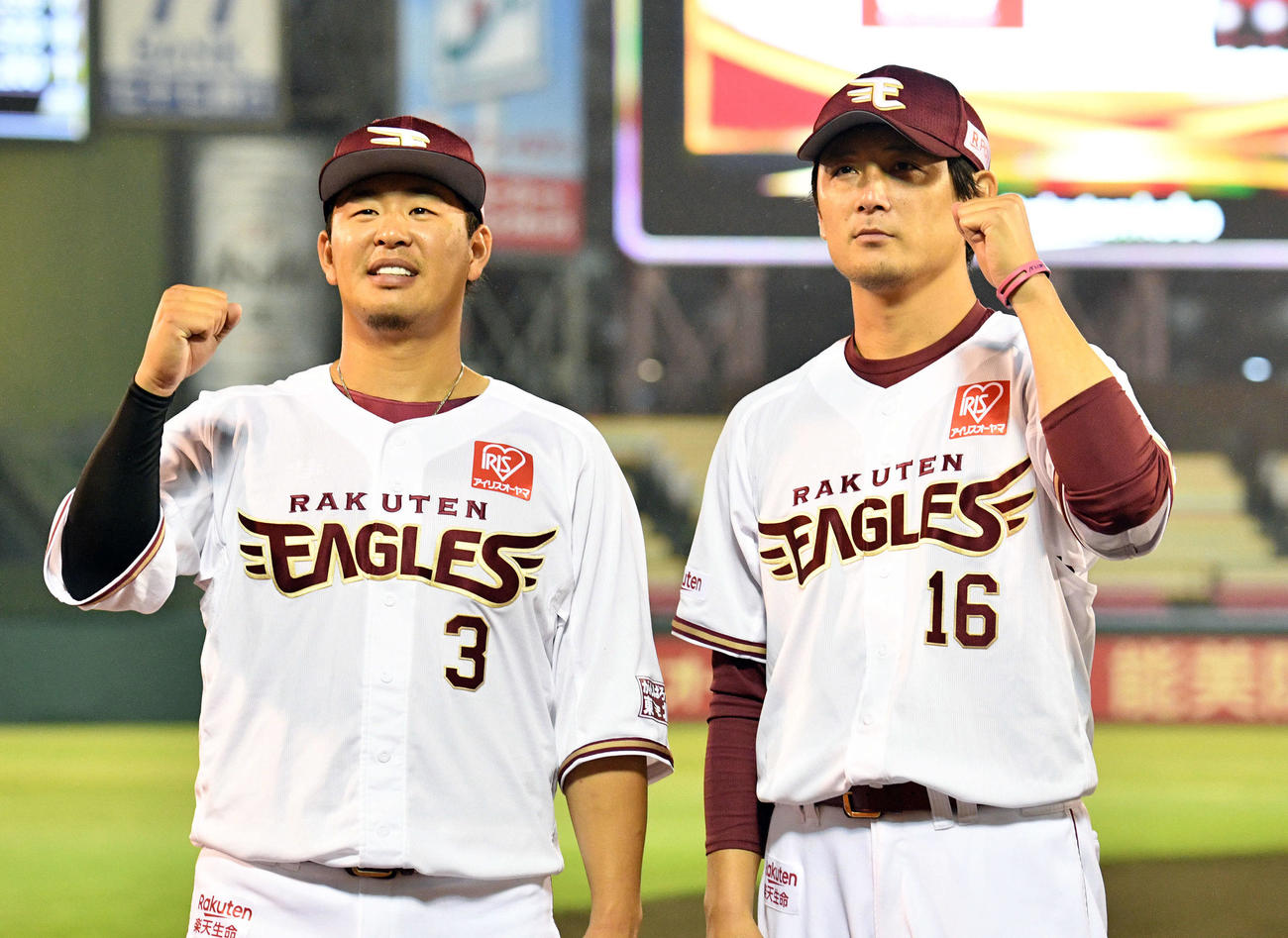楽天対日本ハム　ヒーローインタビューを終えポーズを決める楽天浅村（左）と涌井（撮影・滝沢徹郎）