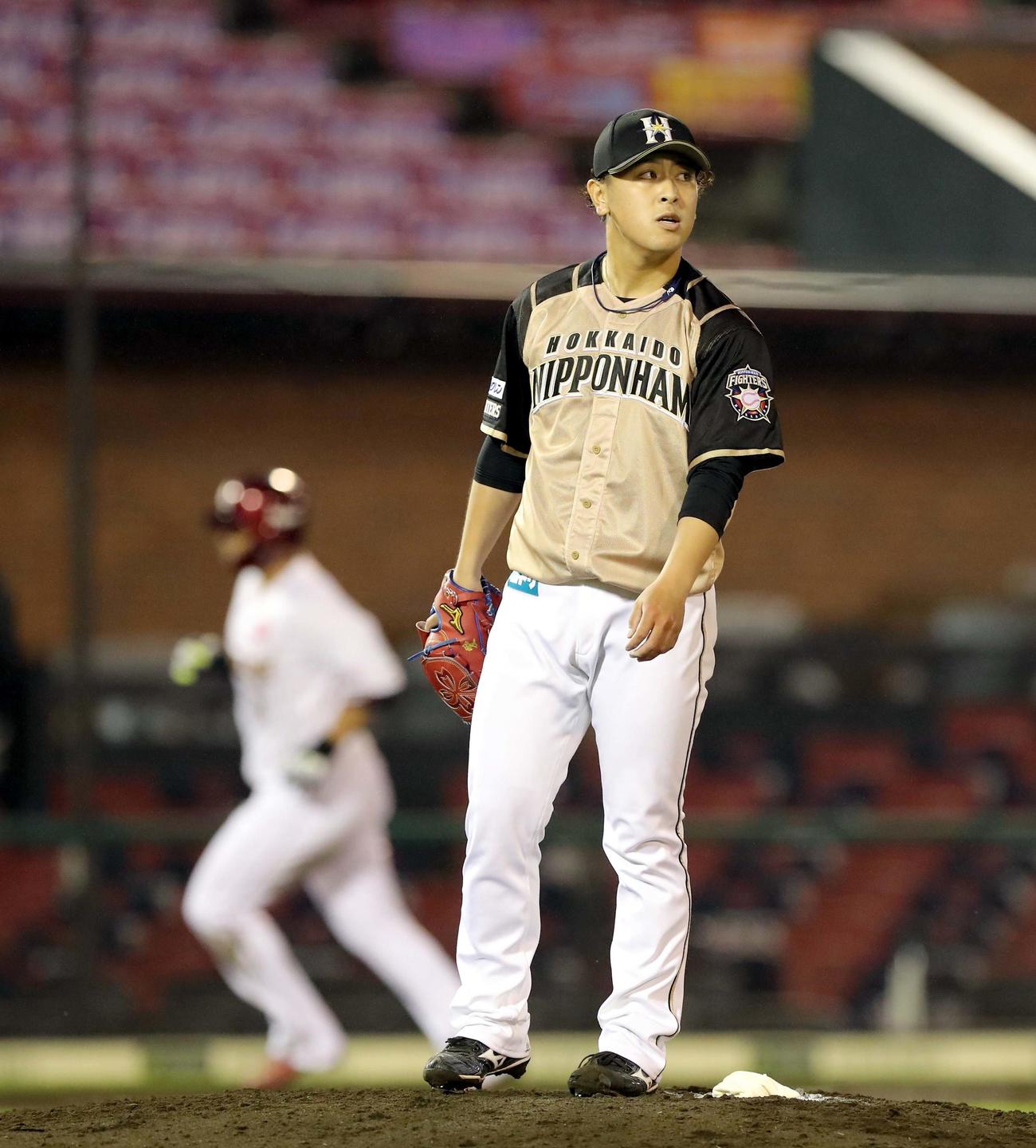 楽天対日本ハム　5回裏楽天2死一、三塁、浅村（左奥）に逆転となる右越え3点本塁打を浴びる日本ハム河野（撮影・佐藤翔太）
