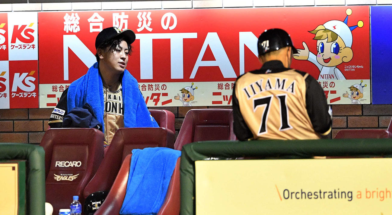楽天対日本ハム　5回に逆転されベンチ裏へ引き揚げる日本ハム河野（左）（撮影・滝沢徹郎）