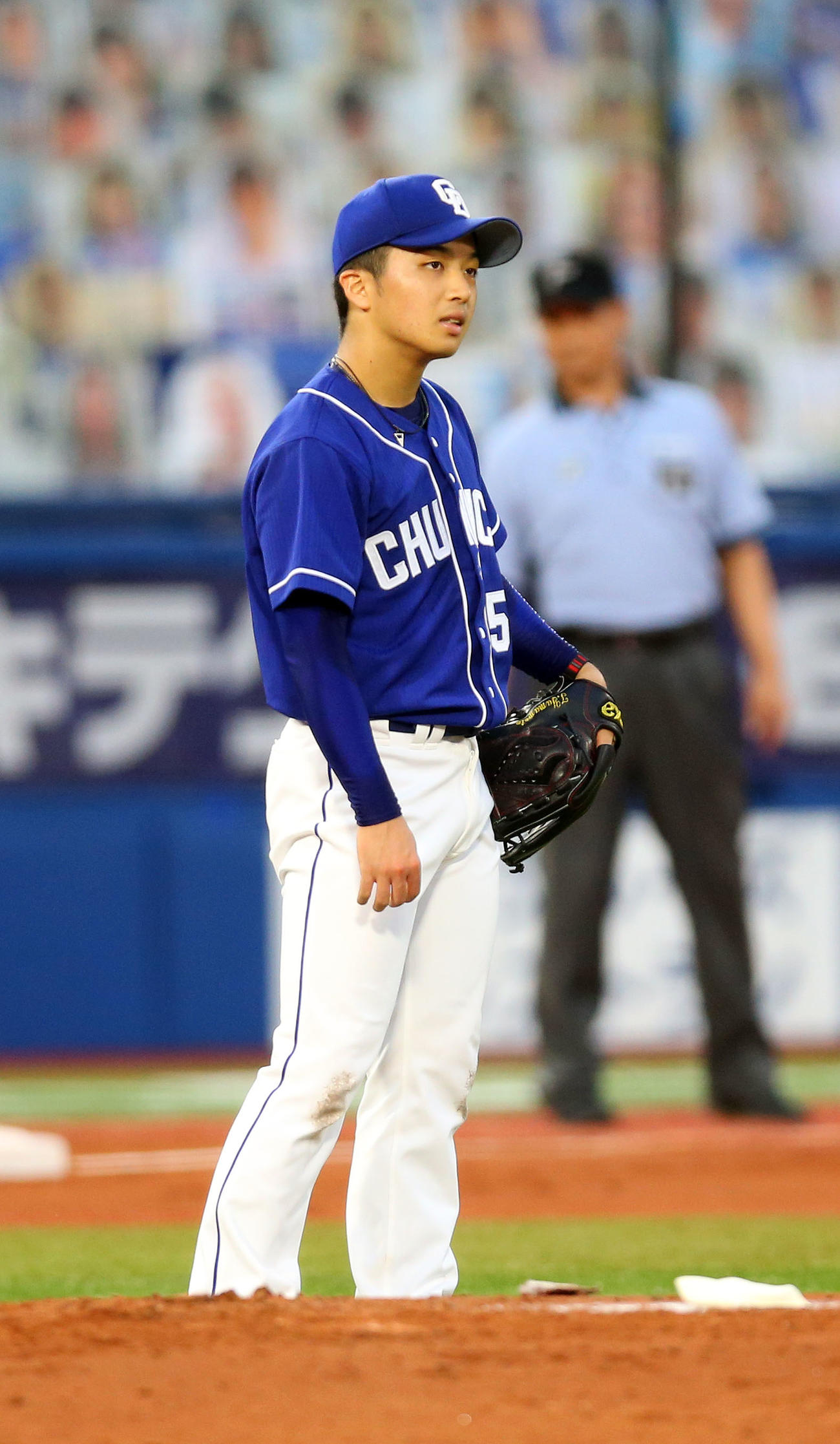 DeNA対中日　2回裏DeNA1死一、三塁、投ゴロの間に同点を許して肩を落とす山本（撮影・大野祥一）