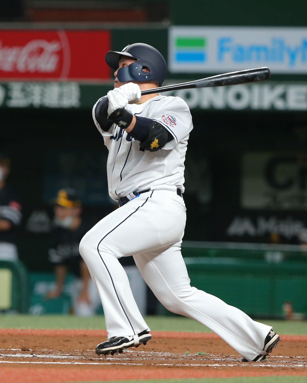 西武対ソフトバンク　1回裏西武1死一、二塁、右中間に3点本塁打を放つ山川（撮影・河田真司）