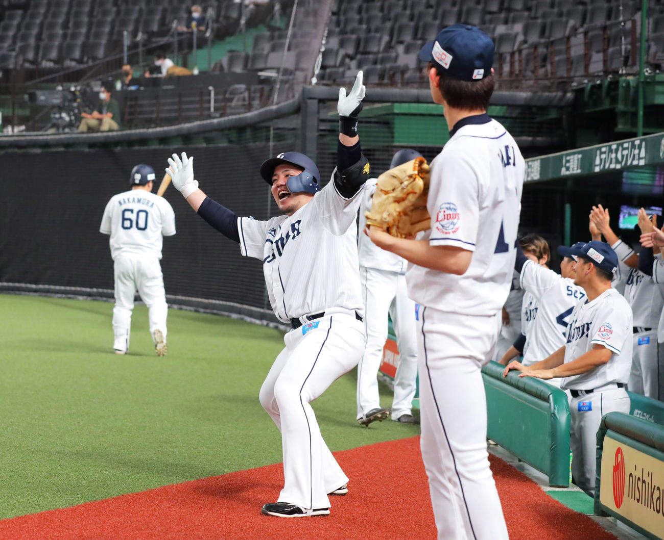 西武対ソフトバンク　1回裏西武1死一、二塁、右中間3点本塁打を放ち開幕初「どすこい」ポーズを決める山川（撮影・河田真司）　　
