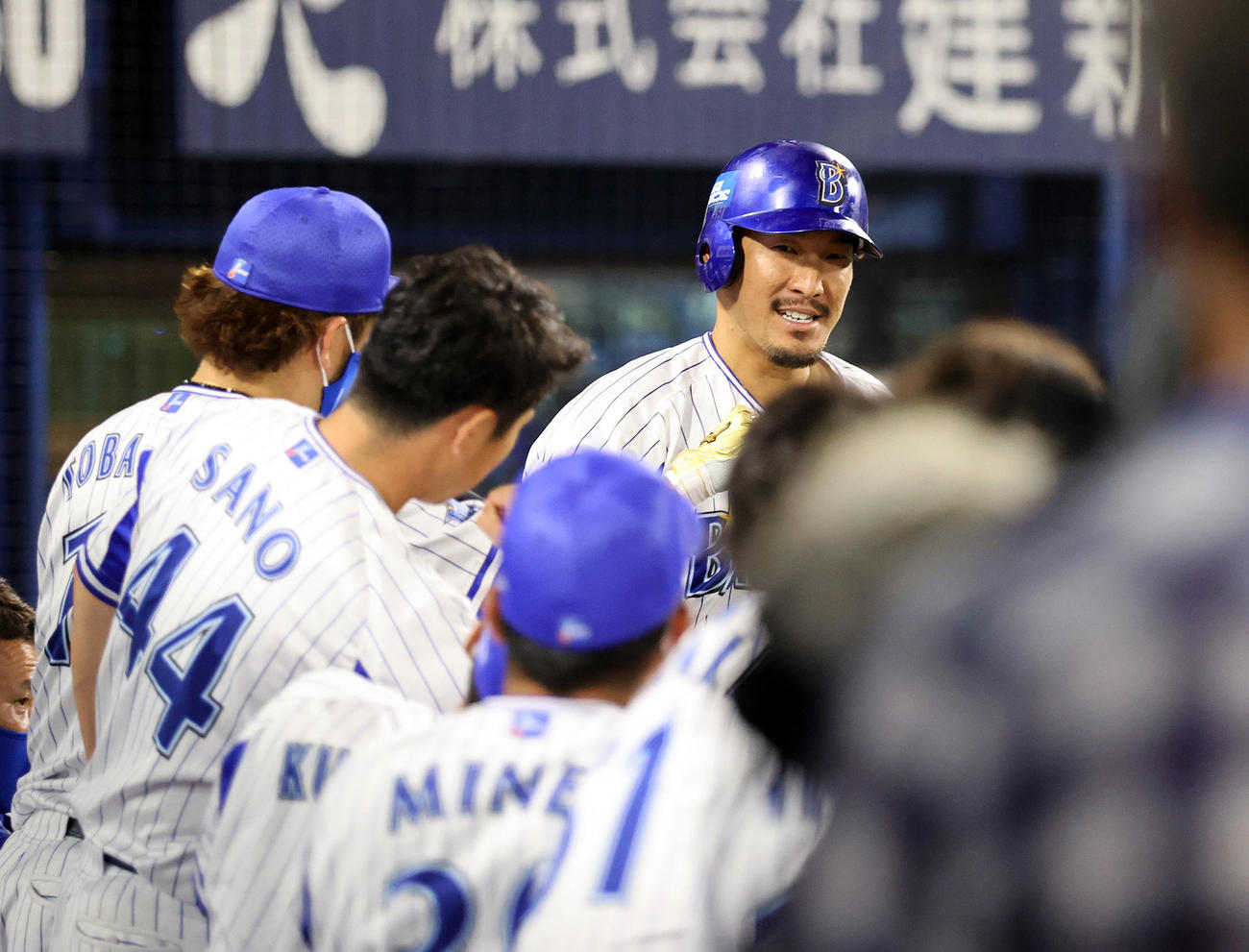 DeNA対中日　5回裏DeNA1死、本塁打を放ち、祝福を受ける梶谷（後方）（撮影・大野祥一）