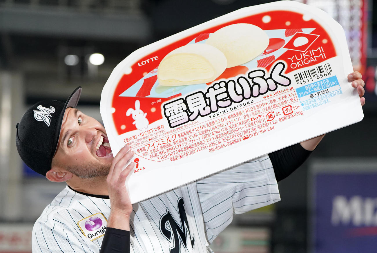 ロッテ対オリックス　雪見だいふくボードにかぶりつくロッテ・レアード（撮影・横山健太）