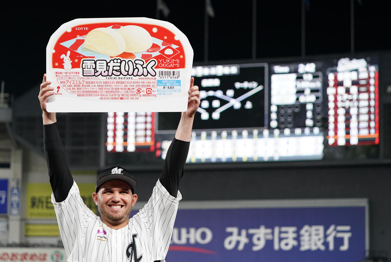 ロッテ対オリックス　雪見だいふくをゲットし笑顔を見せるロッテ・レアード（撮影・横山健太）