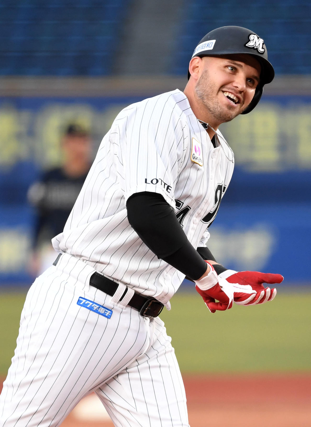 ロッテ対オリックス　1回裏ロッテ1死一、二塁、左越え3点本塁打を放ちスシポーズをするレアード（撮影・横山健太）