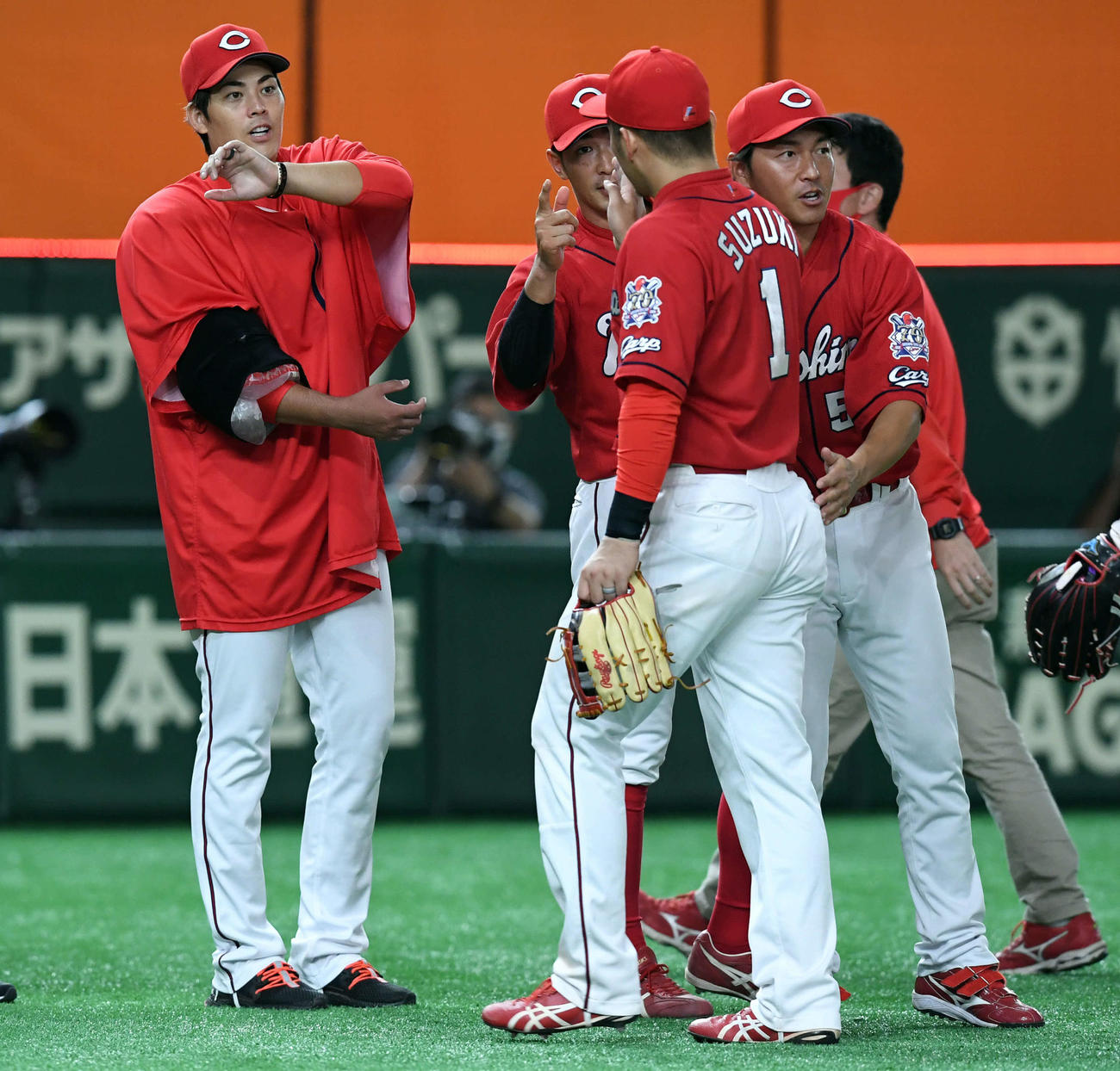 巨人対広島　勝利を挙げ鈴木誠也を出迎える広島九里（撮影・たえ見朱実）
