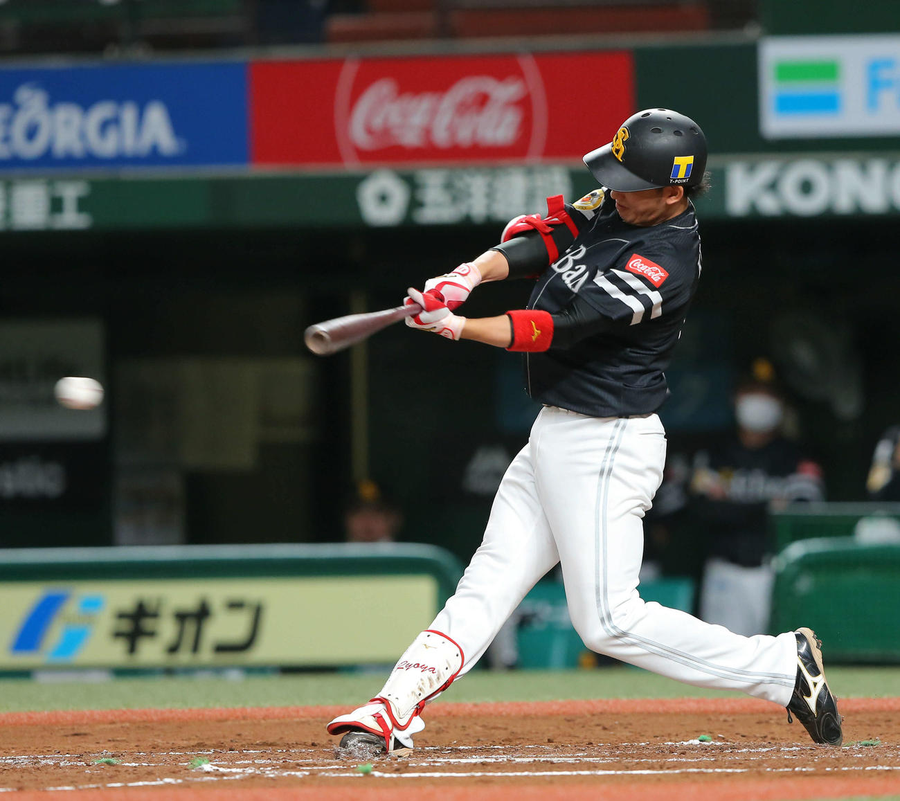 西武対ソフトバンク　2回表ソフトバンク1死一塁、右前打を放つ栗原（撮影・河田真司）