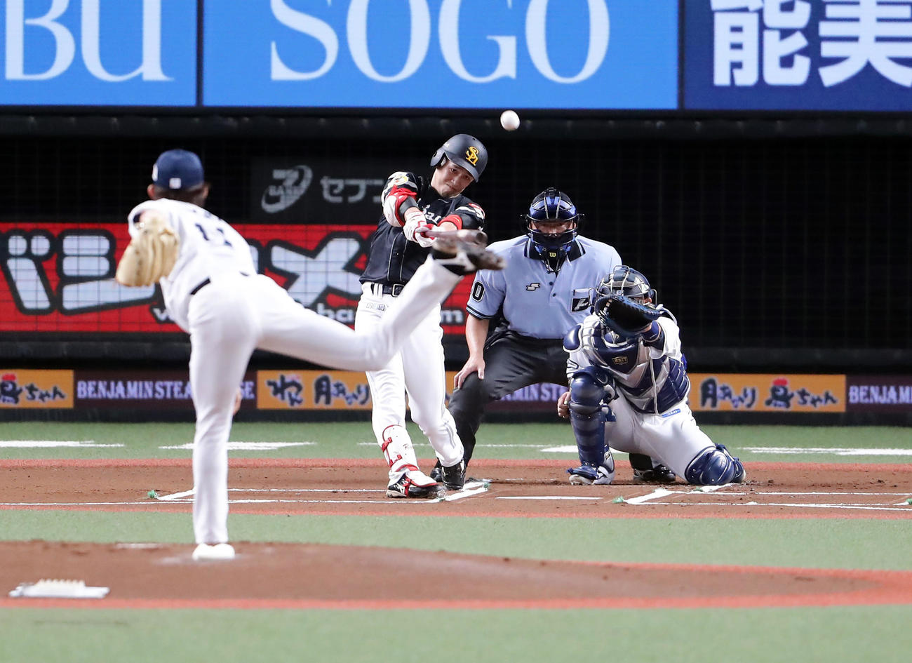 西武対ソフトバンク　1回表ソフトバンク無死、栗原は右中間二塁打を放つ。投手今井（撮影・浅見桂子）