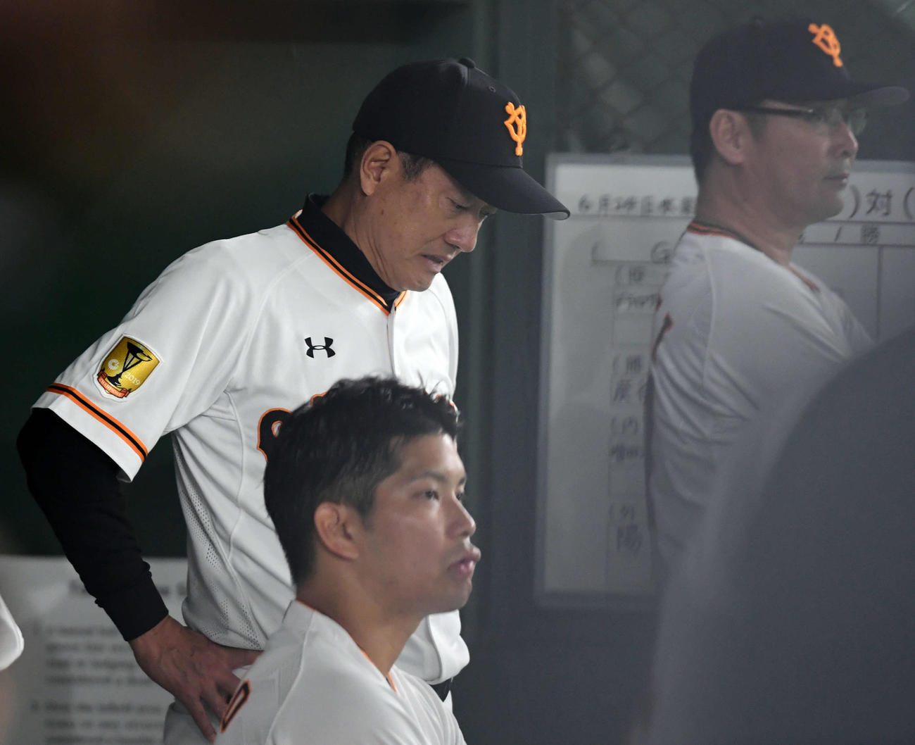 巨人対広島　7回裏、場内モニターを見た巨人原監督はがっくりする（撮影・たえ見朱実）