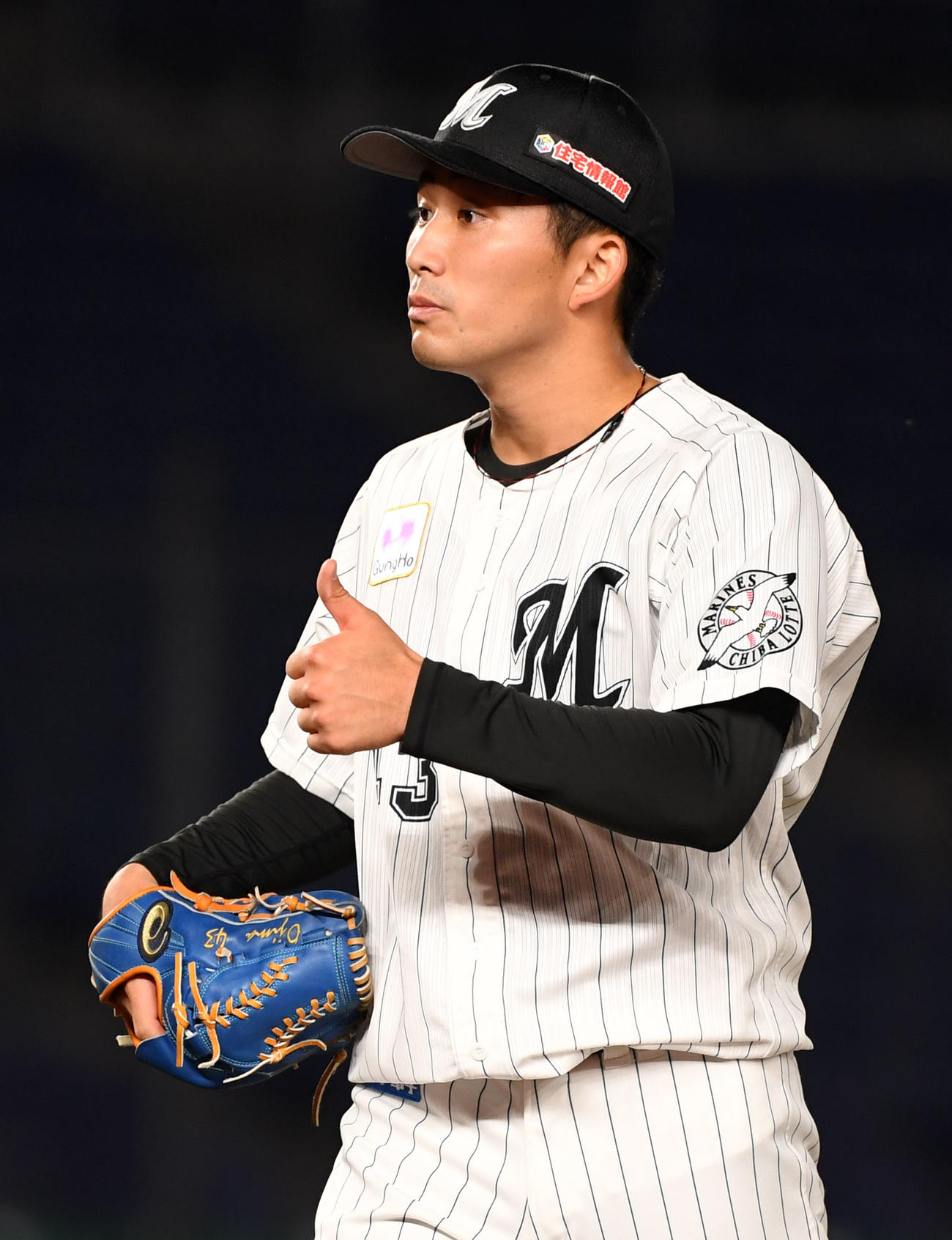 ロッテ対オリックス　5回表を無失点に抑えサムアップする小島（撮影・横山健太）