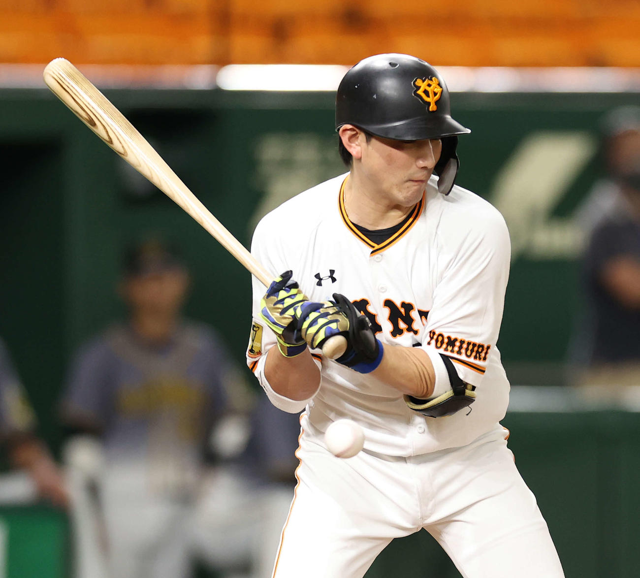 21日阪神戦で死球を受ける巨人小林
