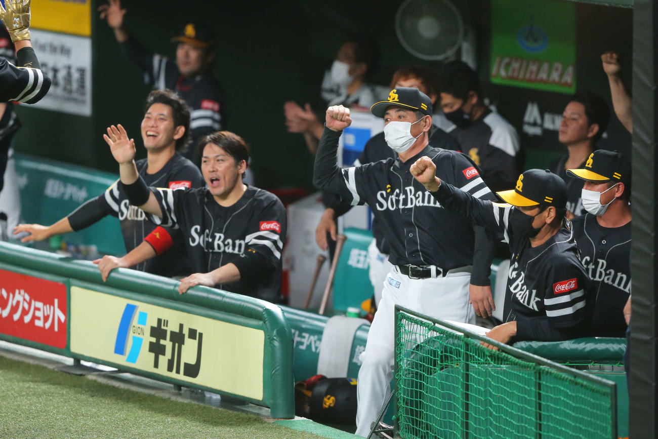 西武対ソフトバンク　8回表ソフトバンク2死、一、二塁、上林の適時打で柳田が生還しガッツポーズをする工藤監督（撮影・河田真司）　　