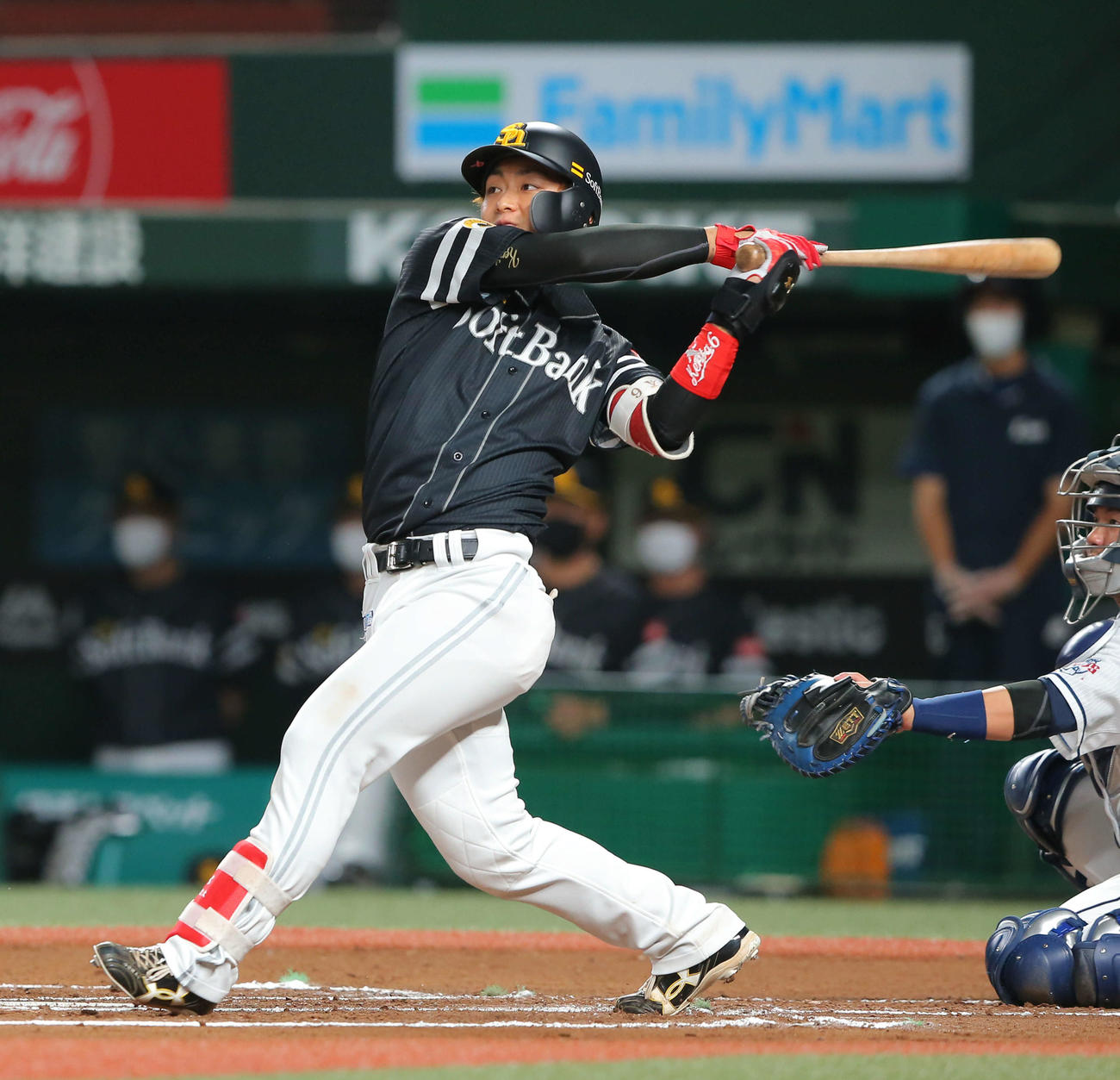 西武対ソフトバンク　6回表ソフトバンクに1死一、二塁、左越え逆転3点本塁打を放つ今宮（撮影・河田真司）