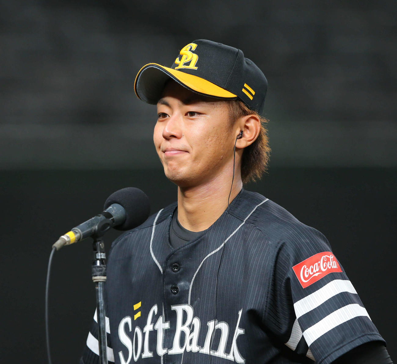 西武対ソフトバンク　インタビューに答えるソフトバンク今宮（撮影・河田真司）　　