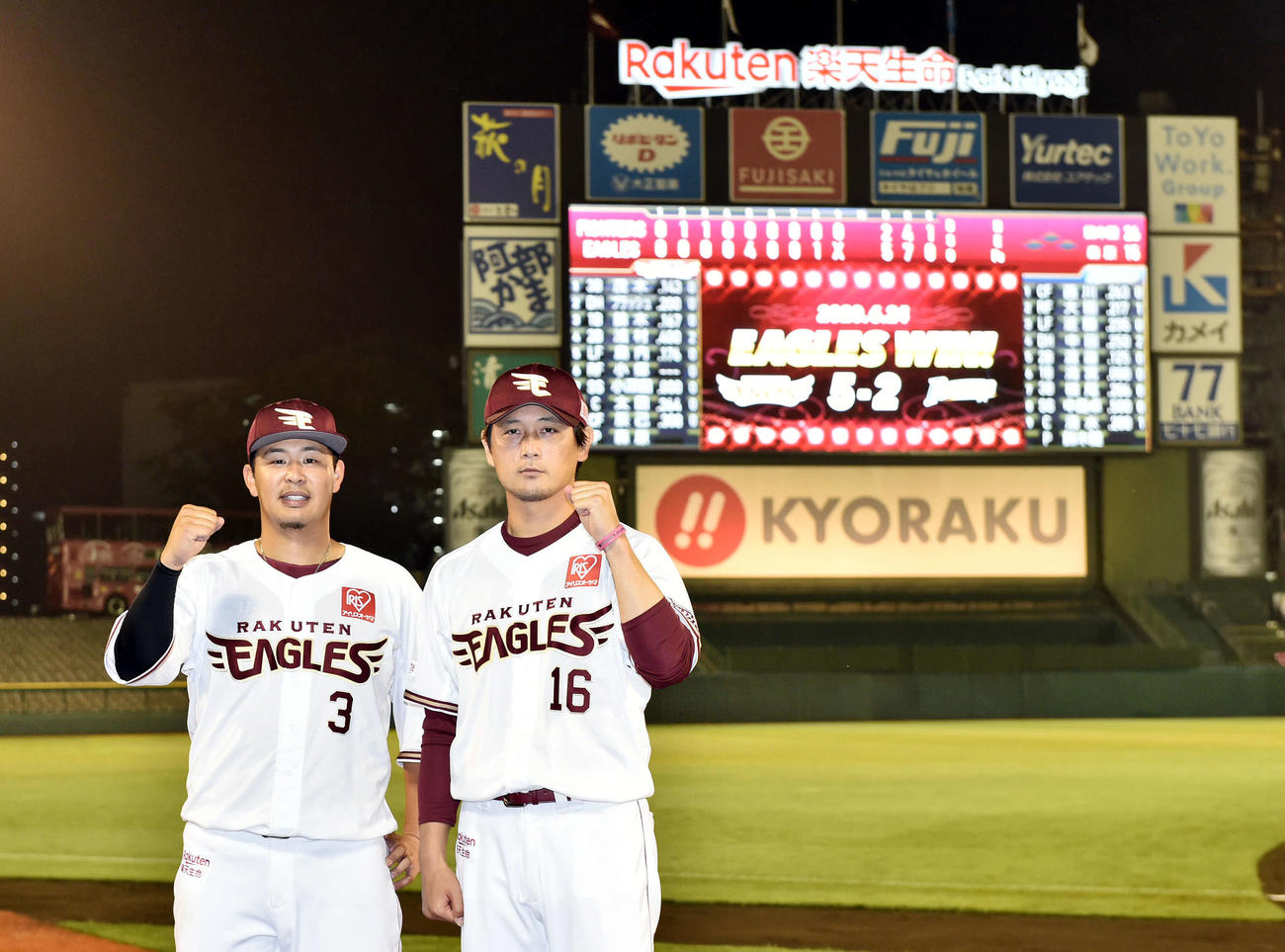 楽天対日本ハム　ヒーローインタビューを終えポーズを決める楽天浅村（左）と涌井（撮影・滝沢徹郎）
