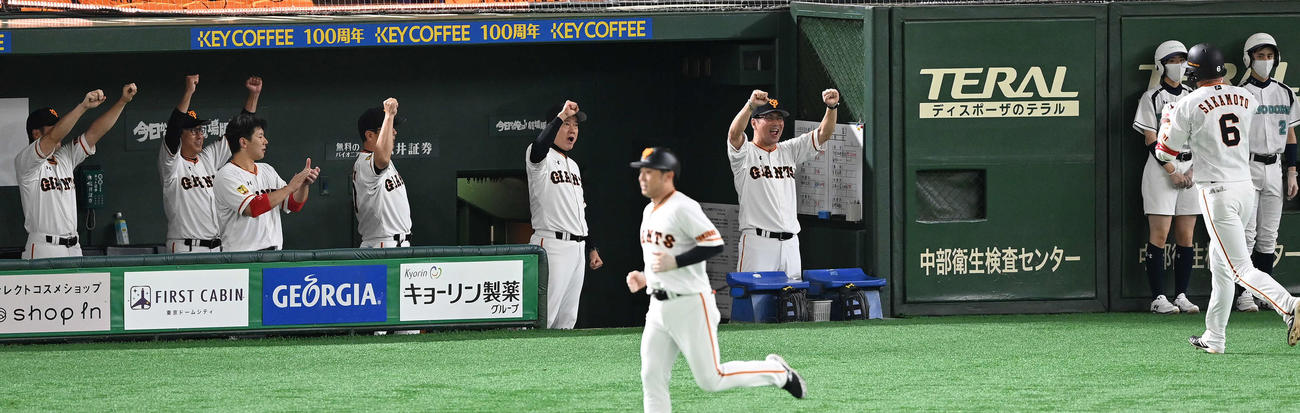 巨人対広島　5回裏巨人1死一塁、左越え2点本塁打を放った坂本（右）を迎える原監督（中央奥）（撮影・鈴木みどり）
