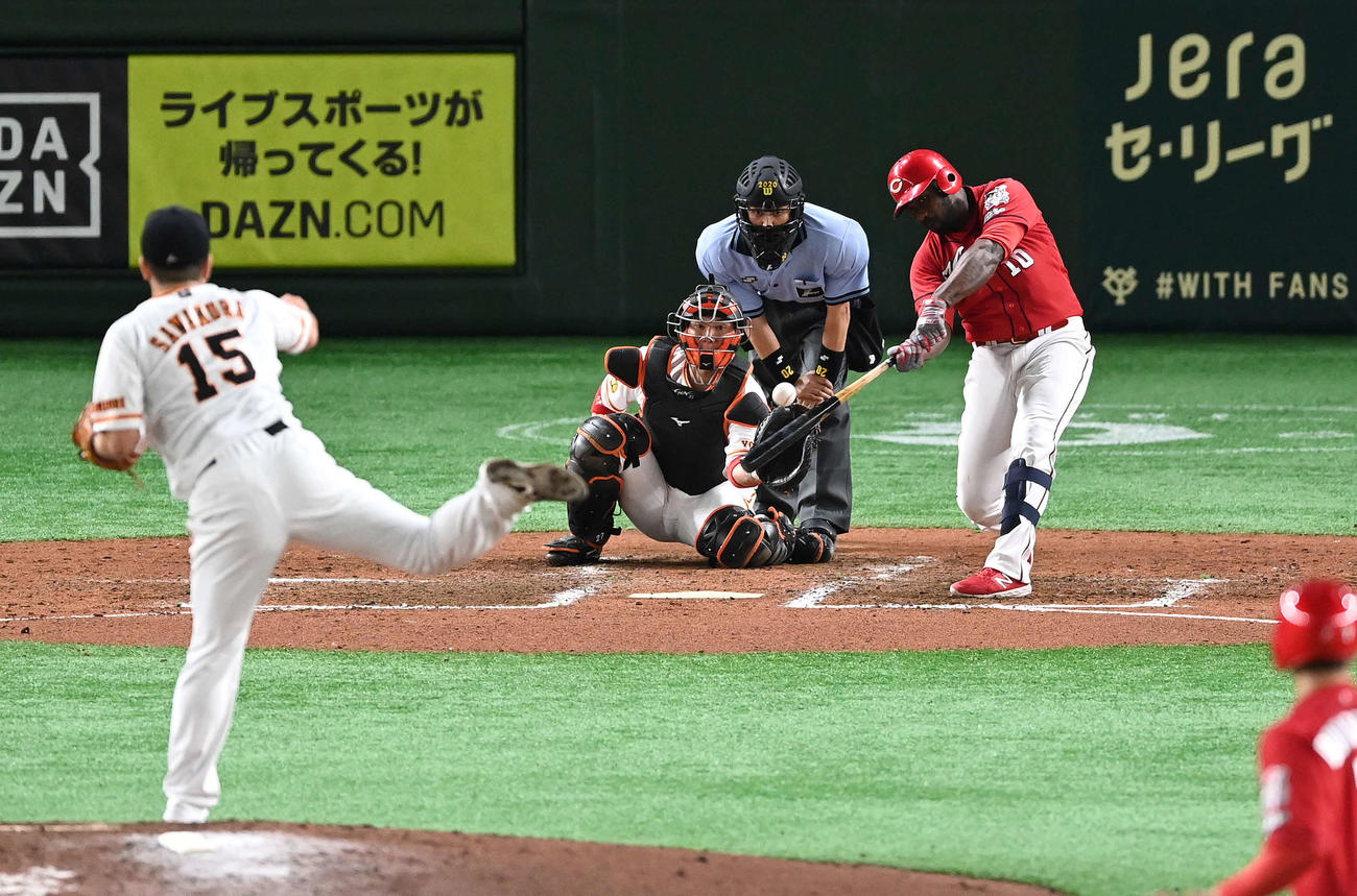 巨人対広島　7回表広島1死一、二塁、左適時二塁打を放つピレラ。投手沢村（撮影・鈴木みどり）