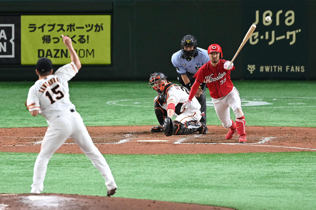 巨人対広島　7回表広島1死二、三塁、適時内野安打を放つ菊池涼。投手沢村（撮影・鈴木みどり）