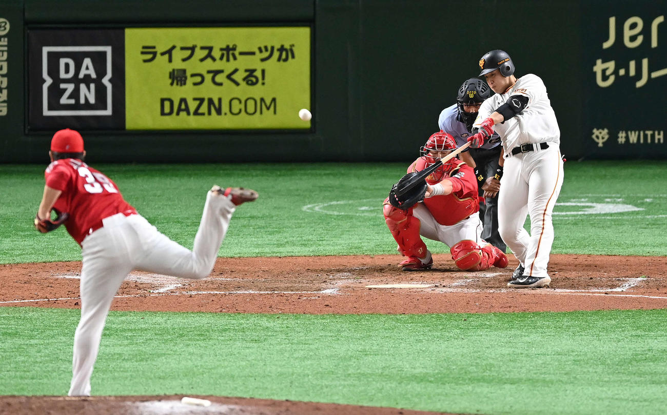 巨人対広島　8回裏巨人無死、右越えソロ本塁打を放つ岡本。投手菊池保（撮影・鈴木みどり）