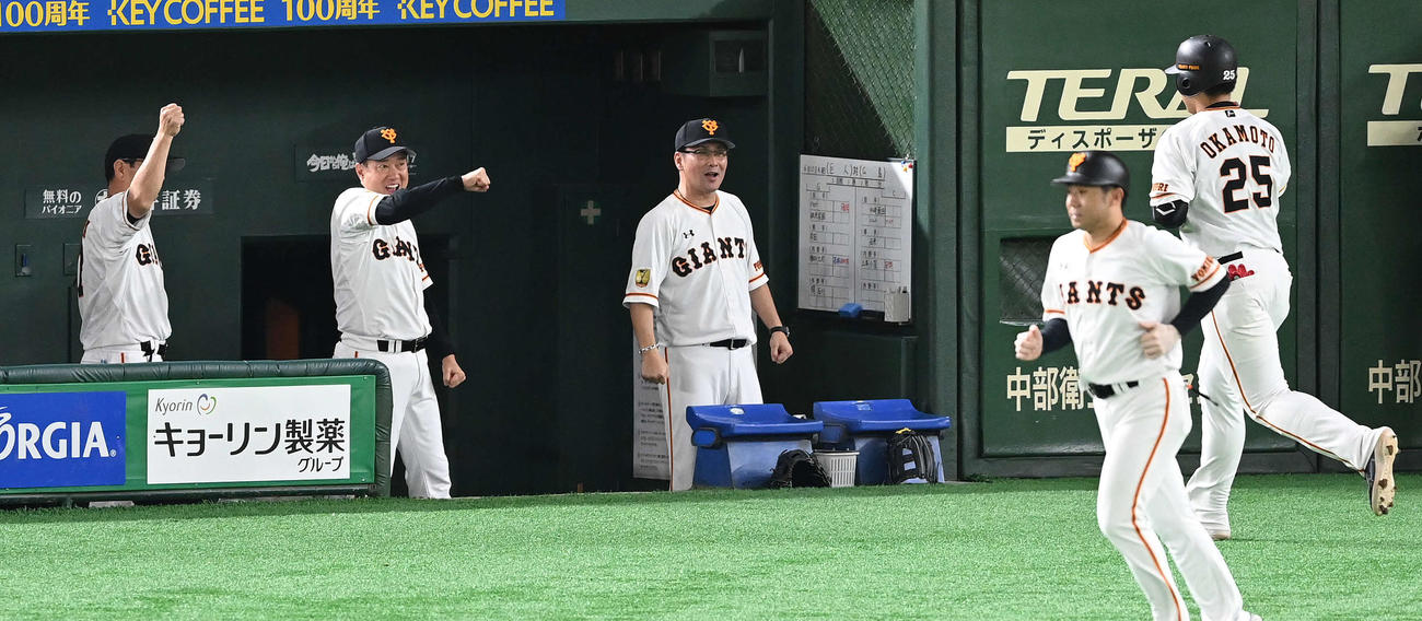 巨人対広島　8回裏巨人無死、右越えソロ本塁打を放った岡本（右）にガッツポーズする原監督（左から2人目）（撮影・鈴木みどり）