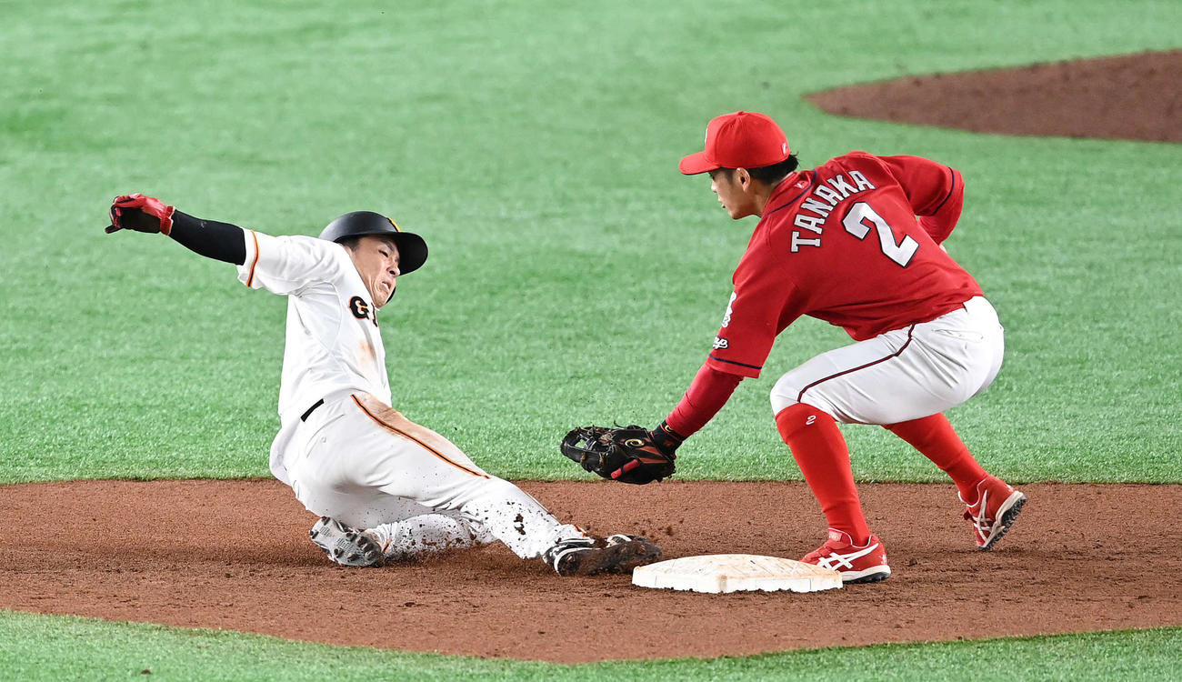 巨人対広島　9回裏巨人無死一塁、打者大城の時、二盗を試みた代走増田大は1度はアウトと判定されるもリプレー検証でセーフとなる。遊撃手田中広（撮影・鈴木みどり）