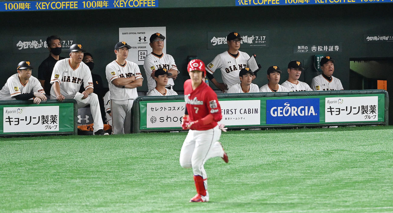 巨人対広島　2回表広島2死二塁、堂林に先制の左越え2点本塁打を浴び、ベンチでぼうぜんとする原監督（右）（撮影・鈴木みどり）
