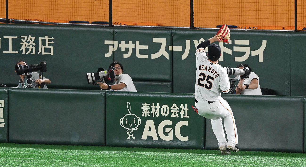 巨人対広島　3回表広島2死一塁、西川の打球を好捕する三塁手岡本（撮影・鈴木みどり）