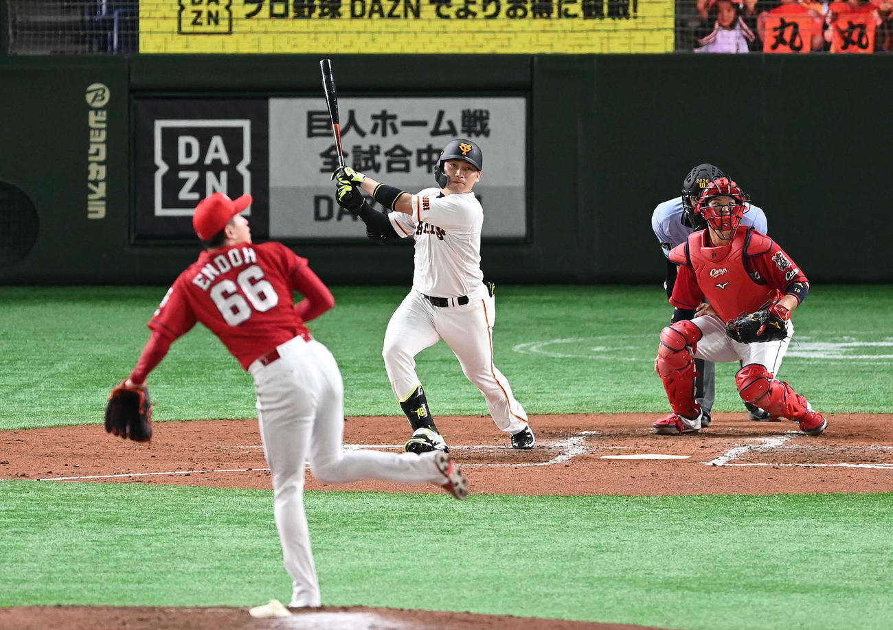 巨人対広島　3回裏巨人2死二塁、左適時打を放つ丸。投手遠藤（撮影・鈴木みどり）
