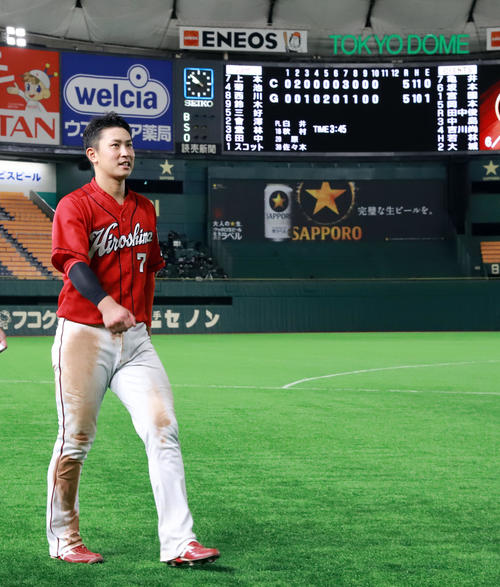 巨人対広島　引き分けに終わり取材を終えた広島堂林はどこか悔しげな表情で引き揚げる（撮影・垰建太）