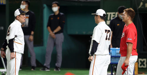 巨人対広島　試合前、巨人原監督（左）は元木コーチ（中央）、広島鈴木と談笑する（撮影・垰建太）