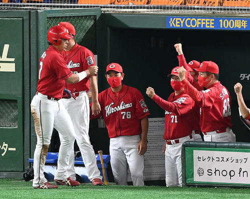 巨人対広島　7回表広島1死二、三塁、菊池涼の適時内野安打で生還した野間（左）を迎える佐々岡監督（右）（撮影・鈴木みどり）